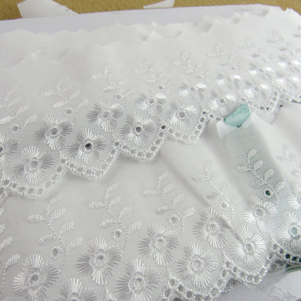 White Cotton Broderie Anglaise with Flower & Scalloped Chain Edge 75mm - 3373 - ThreadandTrimmings