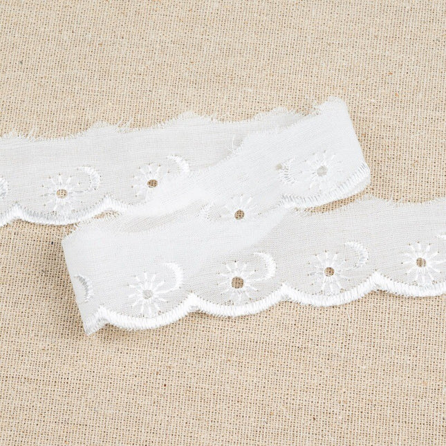 White Polycotton Broderie Anglaise Lace Trim 25mm Scalloped Edge 3m Flower - ThreadandTrimmings