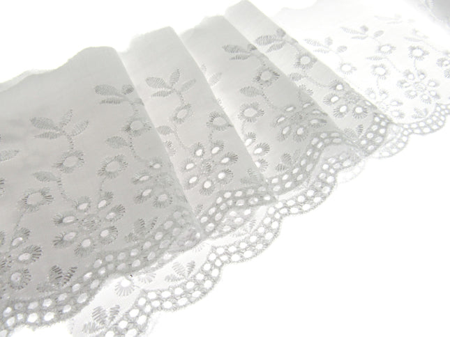 Scalloped Flat White Broderie Anglaise with Daisy Flowers - 100mm - 3442