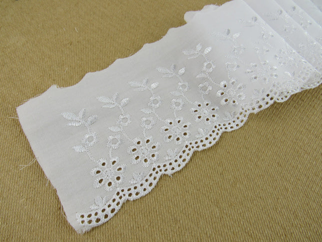 Scalloped Flat White Broderie Anglaise with Daisy Flowers - 100mm - 3442