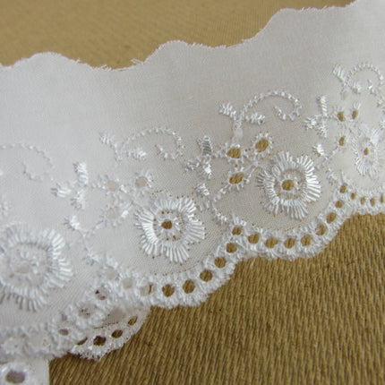 White Flat Broderies Anglaise - 50mm Wide - Scalloped Daisy Chain 3 Meters 2873 - ThreadandTrimmings
