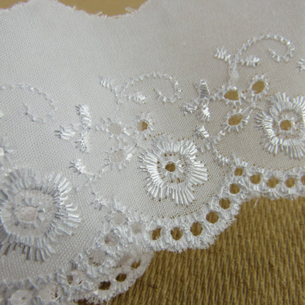 White Flat Broderies Anglaise - 50mm Wide - Scalloped Daisy Chain 3 Meters 2873 - ThreadandTrimmings