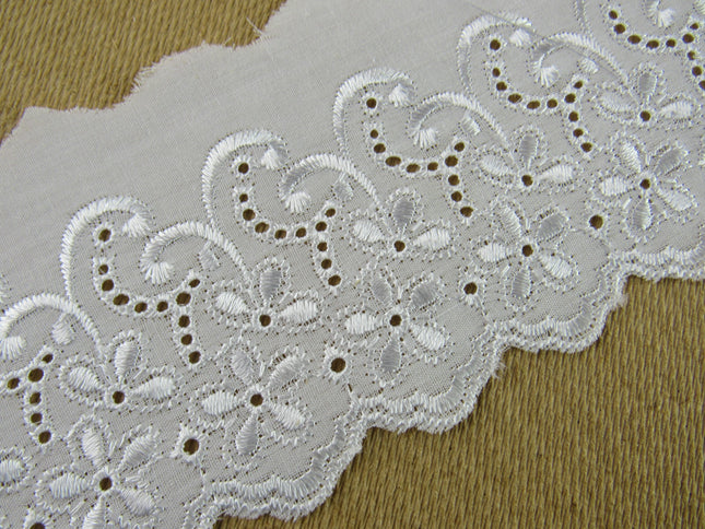 White Flat Broderies Anglaise - 75mm Wide - Scalloped Daisy Chain 3 Meters 3422