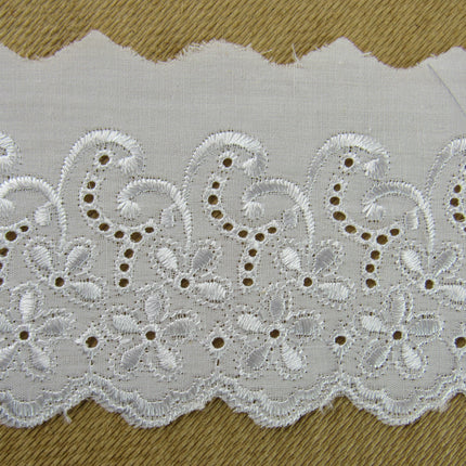 White Flat Broderies Anglaise - 75mm Wide - Scalloped Daisy Chain 3 Meters 3422