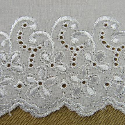 White Flat Broderies Anglaise - 75mm Wide - Scalloped Daisy Chain 3 Meters 3422