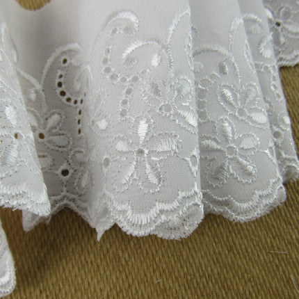 White Flat Broderies Anglaise - 75mm Wide - Scalloped Daisy Chain 3 Meters 3422