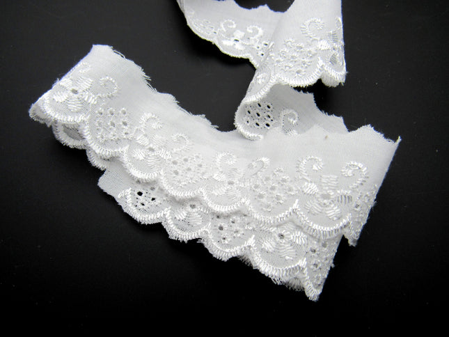 White Cotton Broderie Anglaise with Daisy Chain - Straight & Flat - 30mm - 2871 - ThreadandTrimmings